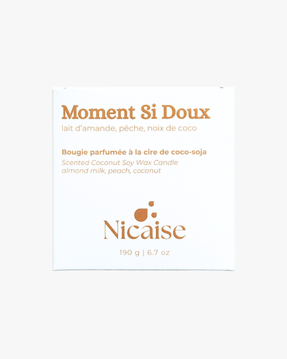 Boîte de la bougie parfumée Nicaise Moment Si Doux – lait d’amande, pêche, noix de coco (190 g).