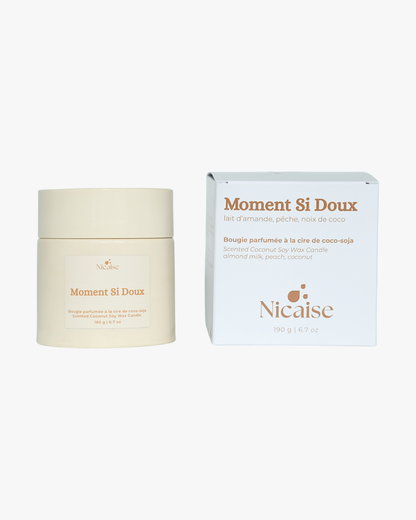 Bougie parfumée Nicaise « Moment Si Doux » en pot avec couvercle et sa boîte d’emballage, 190 g, sur fond blanc.