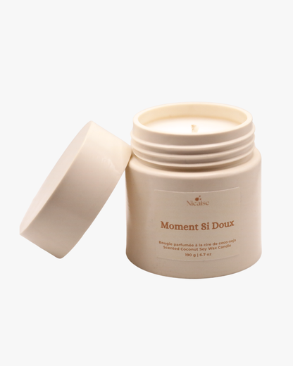 Bougie parfumée Nicaise « Moment Si Doux » en pot blanc avec couvercle, 190 g, sur fond blanc.
