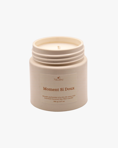 Bougie parfumée Nicaise « Moment Si Doux » en pot blanc, 190 g, sur fond blanc.