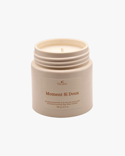 Bougie parfumée Nicaise « Moment Si Doux » en pot blanc, 190 g, sur fond blanc.