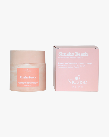 Bougie parfumée Nicaise « Simaho Beach » en pot avec couvercle et sa boîte d’emballage, 190 g, sur fond blanc.