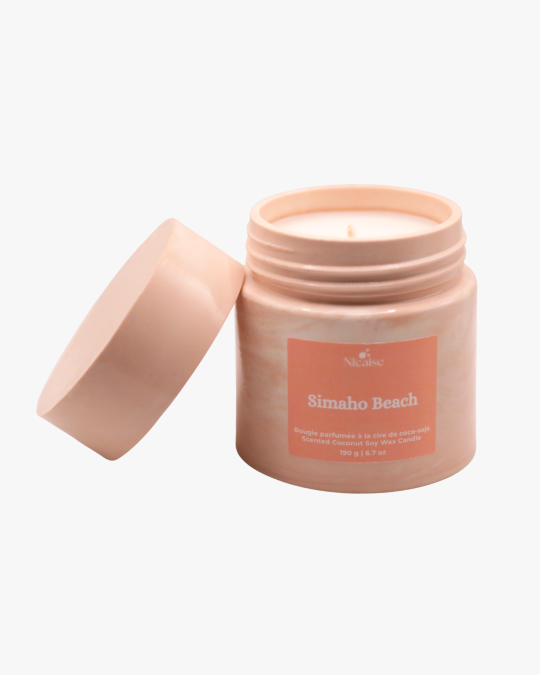 Bougie parfumée Nicaise « Simaho Beach » en pot rose marbré avec couvercle, 190 g, sur fond blanc.