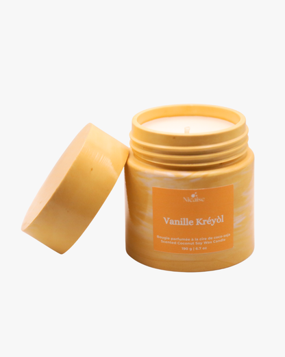 Bougie parfumée Nicaise « Vanille Kréyòl » en pot orange marbré avec couvercle, 190 g, sur fond blanc.