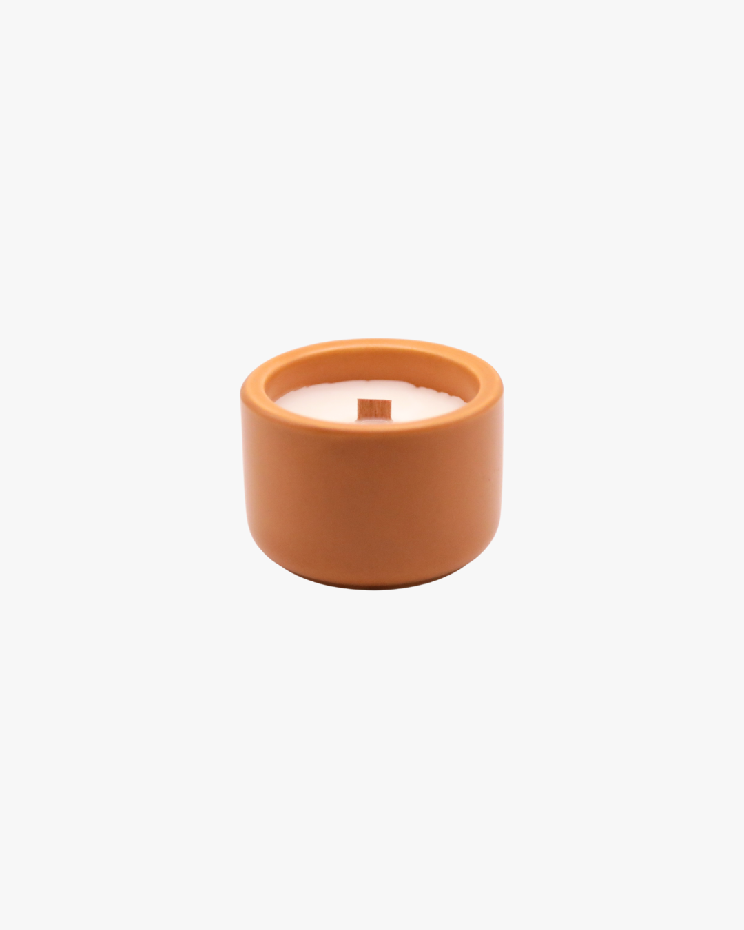 Mini bougie parfumée Nicaise « Délice Sucré »  en pot marron avec mèche en bois sur fond blanc.