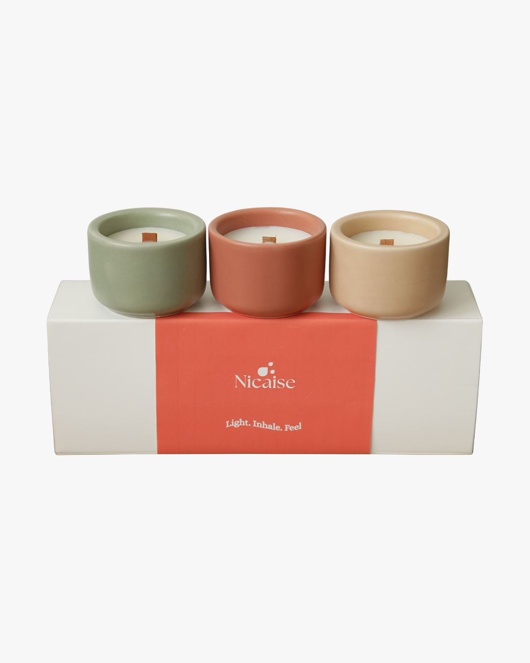 Coffret découverte Nicaise à composer soi-même avec 3 mini bougies parfumées en pots et mèches en bois, sur fond blanc.